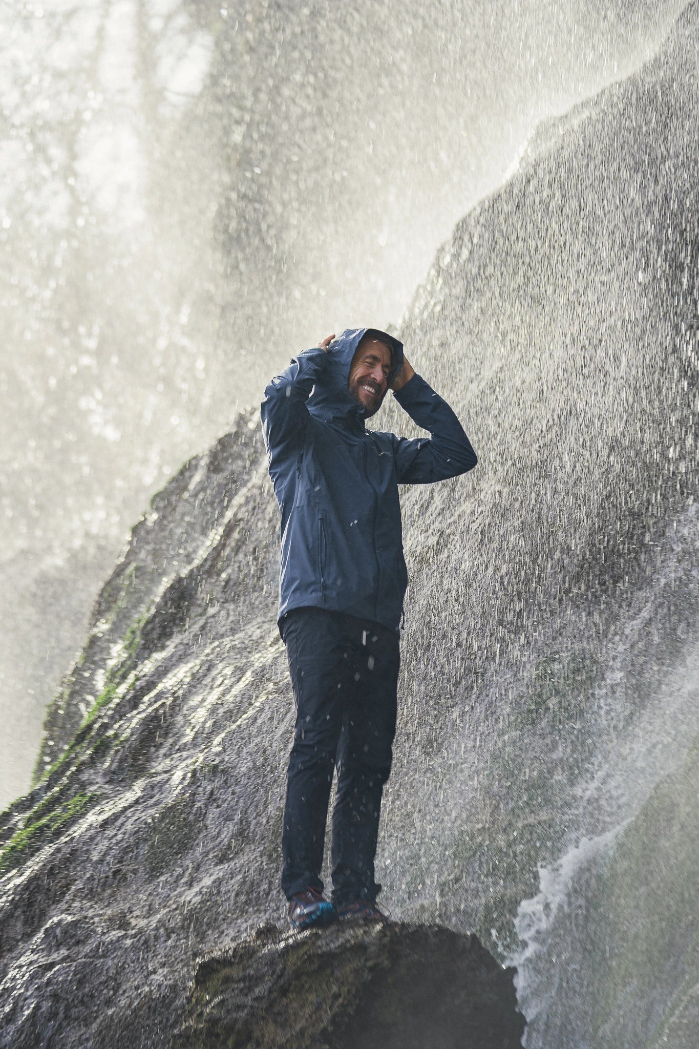 Welche Regenjacke für Herren ist wasserdicht und atmungsaktiv bei jedem Wetter?
