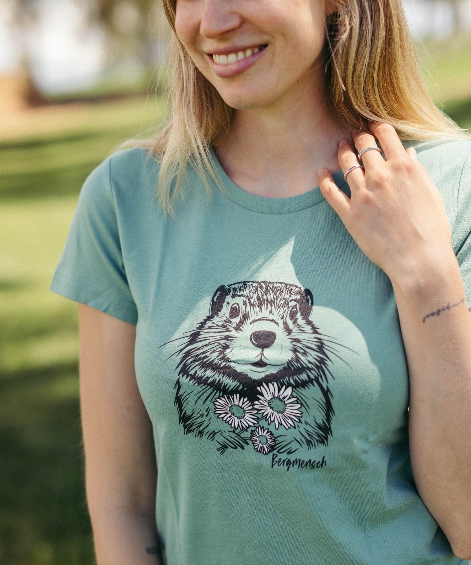 Murmeltier mit Blumen - Damen Premium Organic Shirt