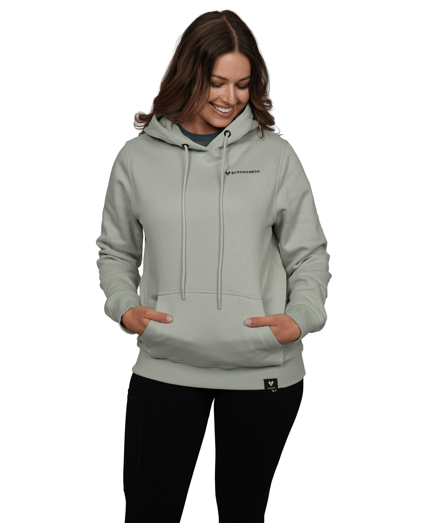 Model trägt den BERGMENSCH Hoodie "Logo Stick" in der Farbe Aloe