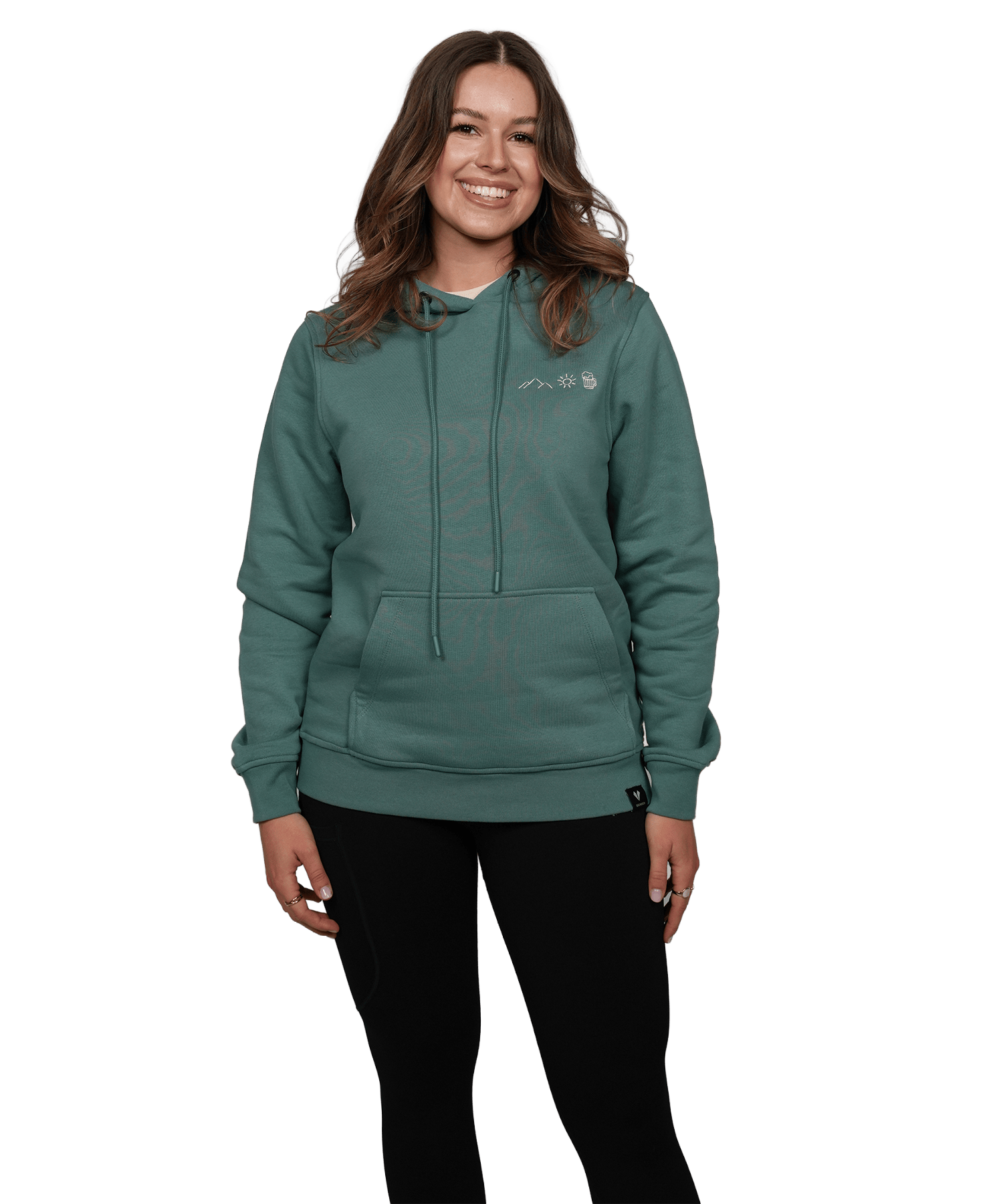 Model trägt den BERGMENSCH Hoodie "Berg Sonne Bier Stick" in der Farbe Deep Lake