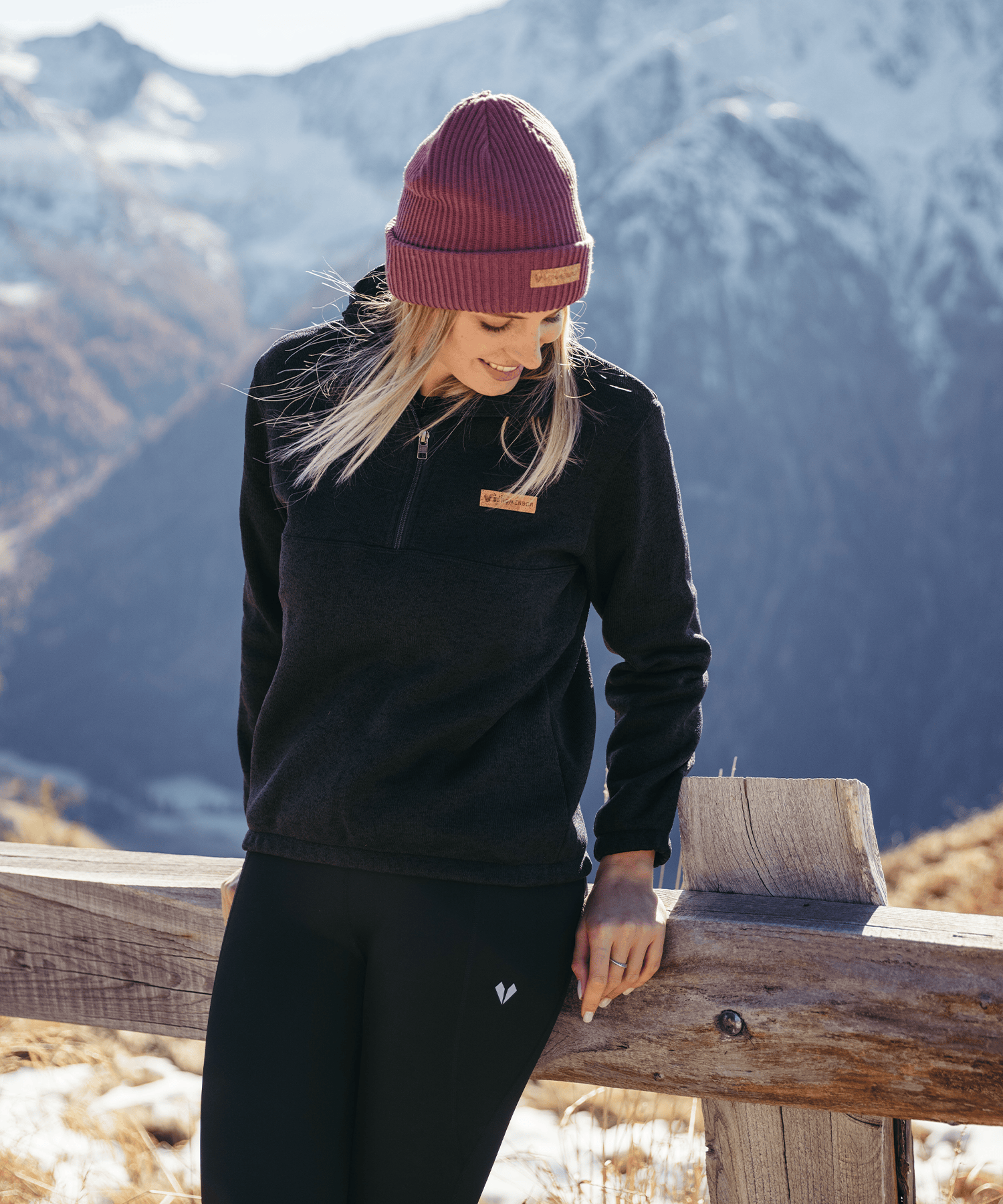 Model trägt den BERGMENSCH Damen Half-zip Strickfleece in Schwarz in den Bergen