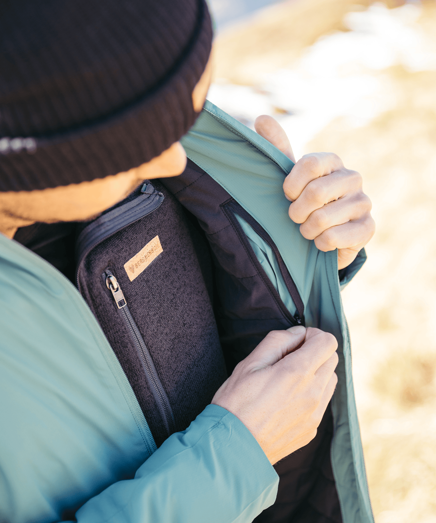 Detailansicht der Innentasche der BERGMENSCH Herren Thermolite Jacke in Deep Lake