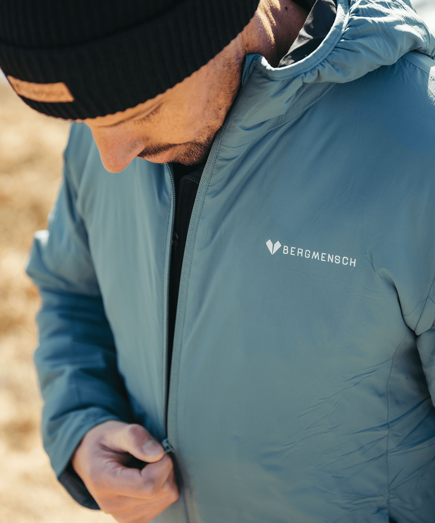 Detailansicht der BERGMENSCH Herren Thermolite Jacke in Deep Lake