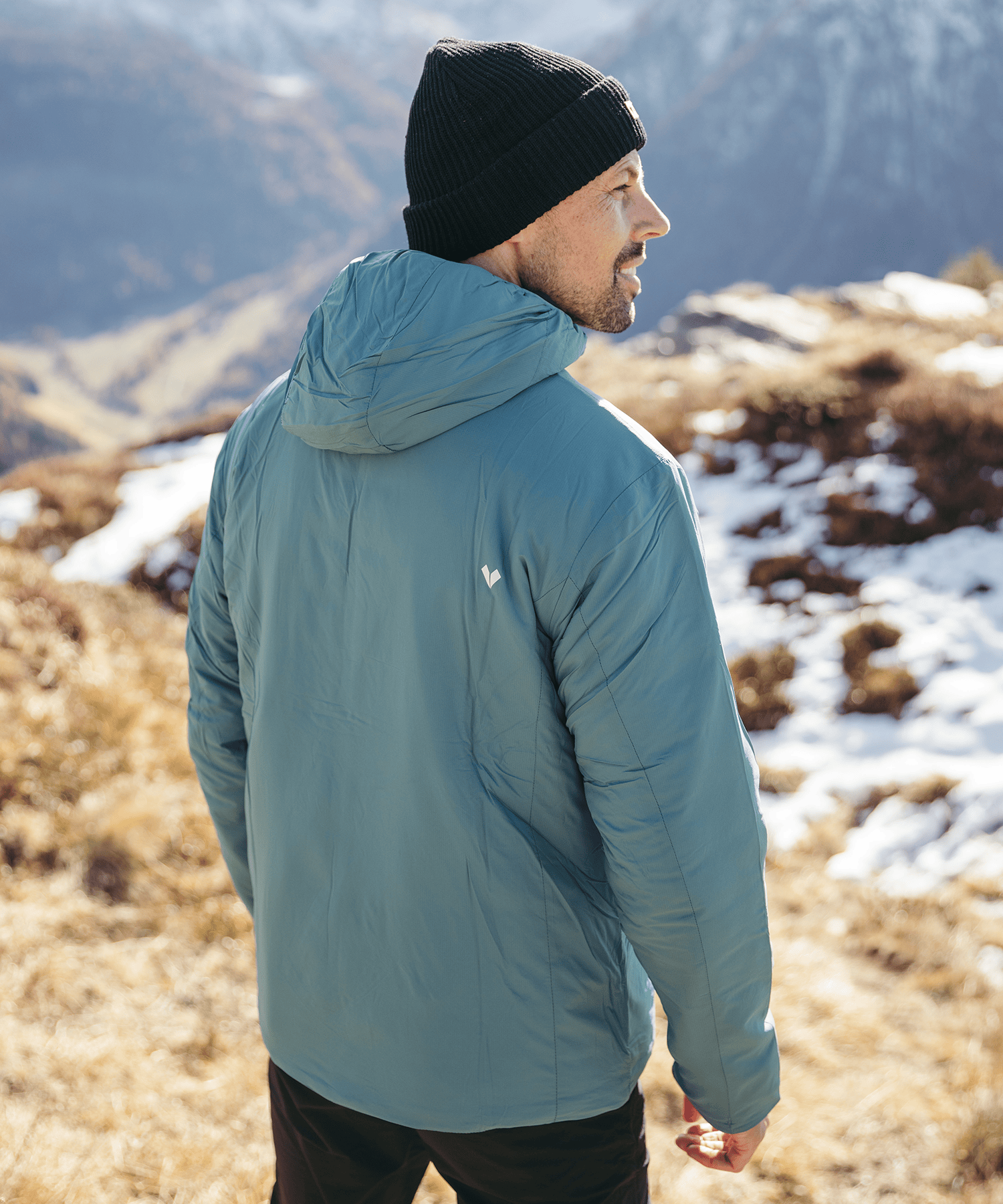 Rückansicht der BERGMENSCH Herren Thermolite Jacke in Deep Lake