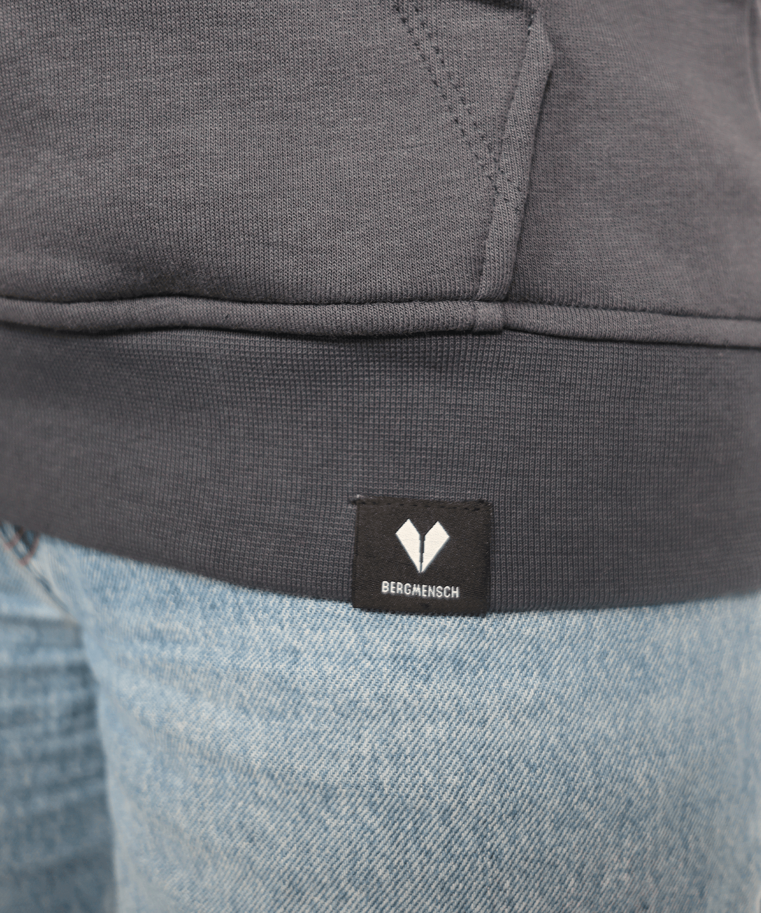 Detailbild vom BERGMENSCH Hoodie "Steinbock Stick" in der Farbe India Ink Grey