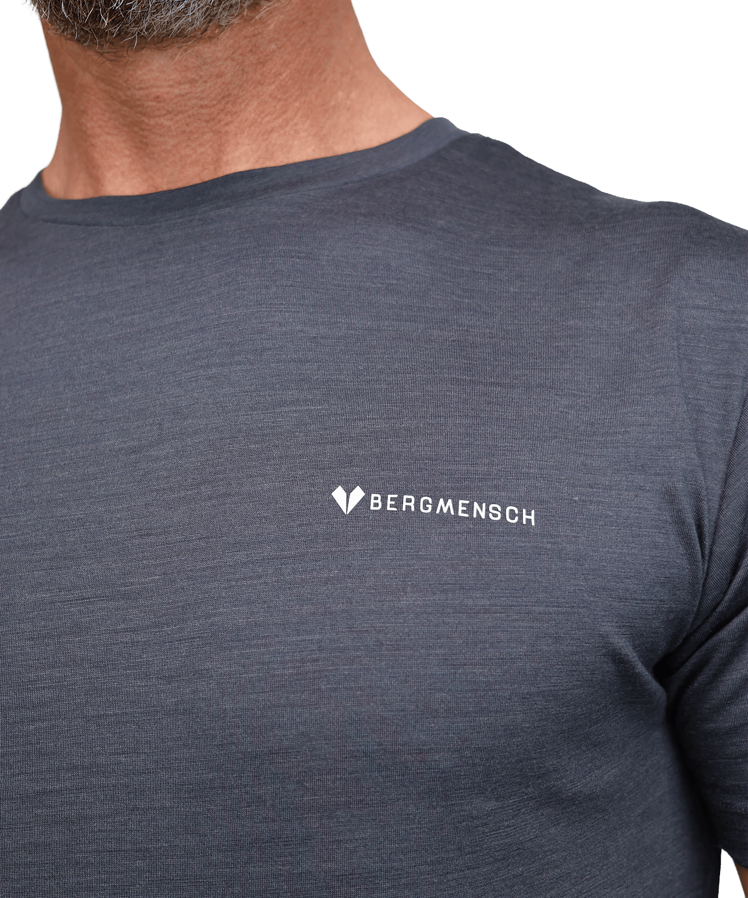 Detailbild vom BERGMENSCH Herren Essential Merino Shirt in der Farbe India Ink Grey