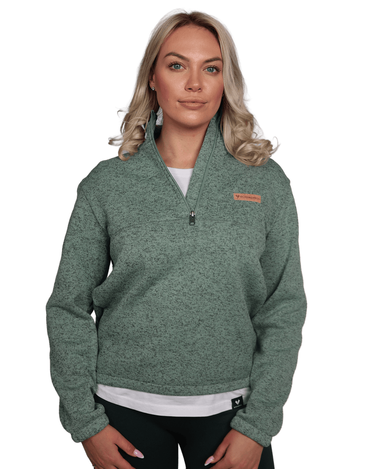 Model trägt den BERGMENSCH Damen Half-Zip Strickfleece in der Farbe Salbei