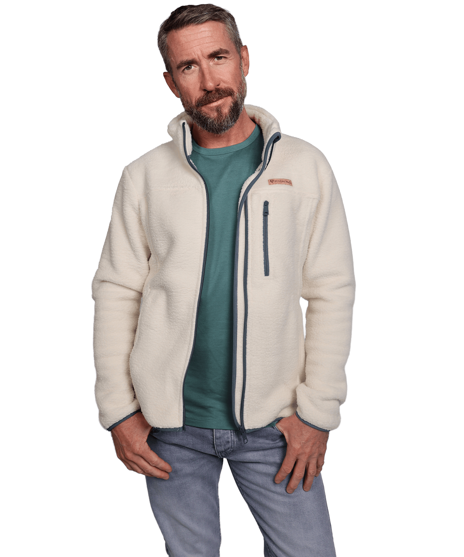 Model trägt die BERGMENSCH Herren Sherpa Fleece Jacke in der Farbe Whitecap Grey