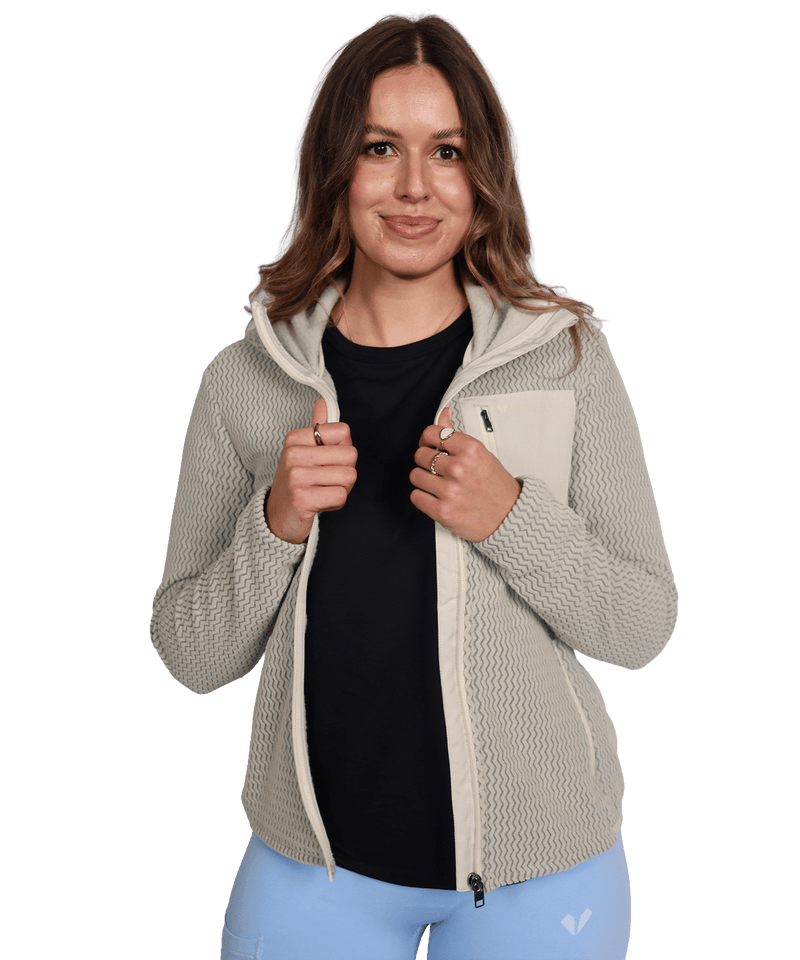 Model trägt den BERGMENSCH AirGrid - Damen Full-Zip Hoodie in der Farbe Whitecap Grey