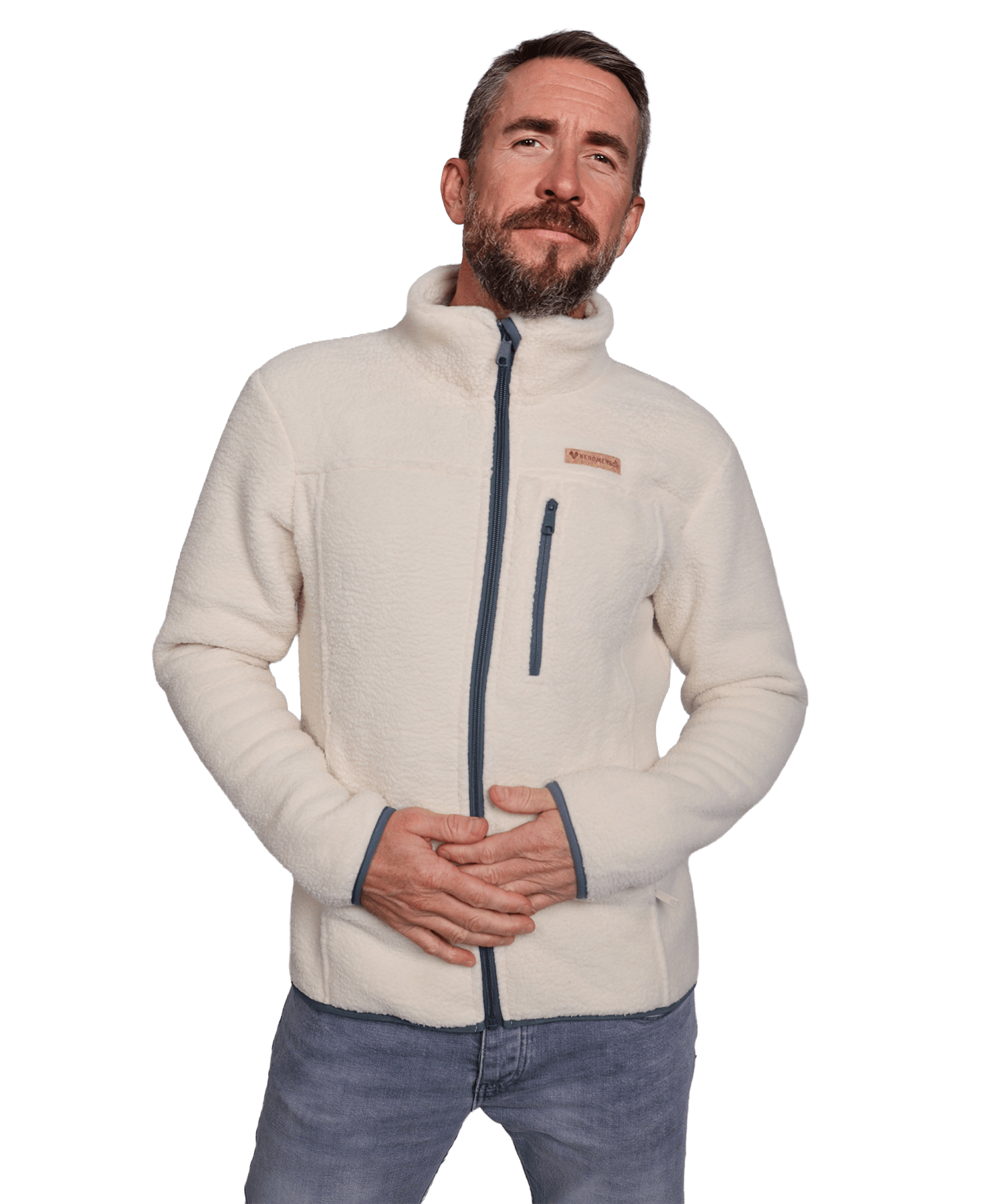 Model trägt die BERGMENSCH Herren Sherpa Fleece Jacke in der Farbe Whitecap Grey