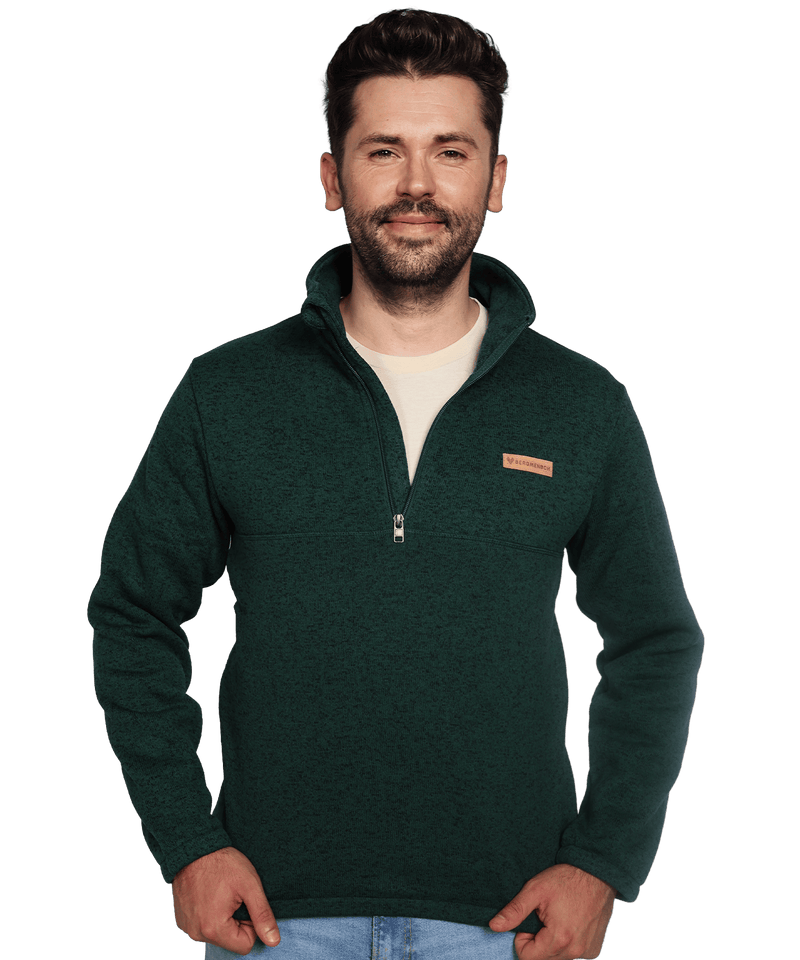Model trägt den BERGMENSCH Herren Half-zip Strickfleece in der Farbe Piniengrün