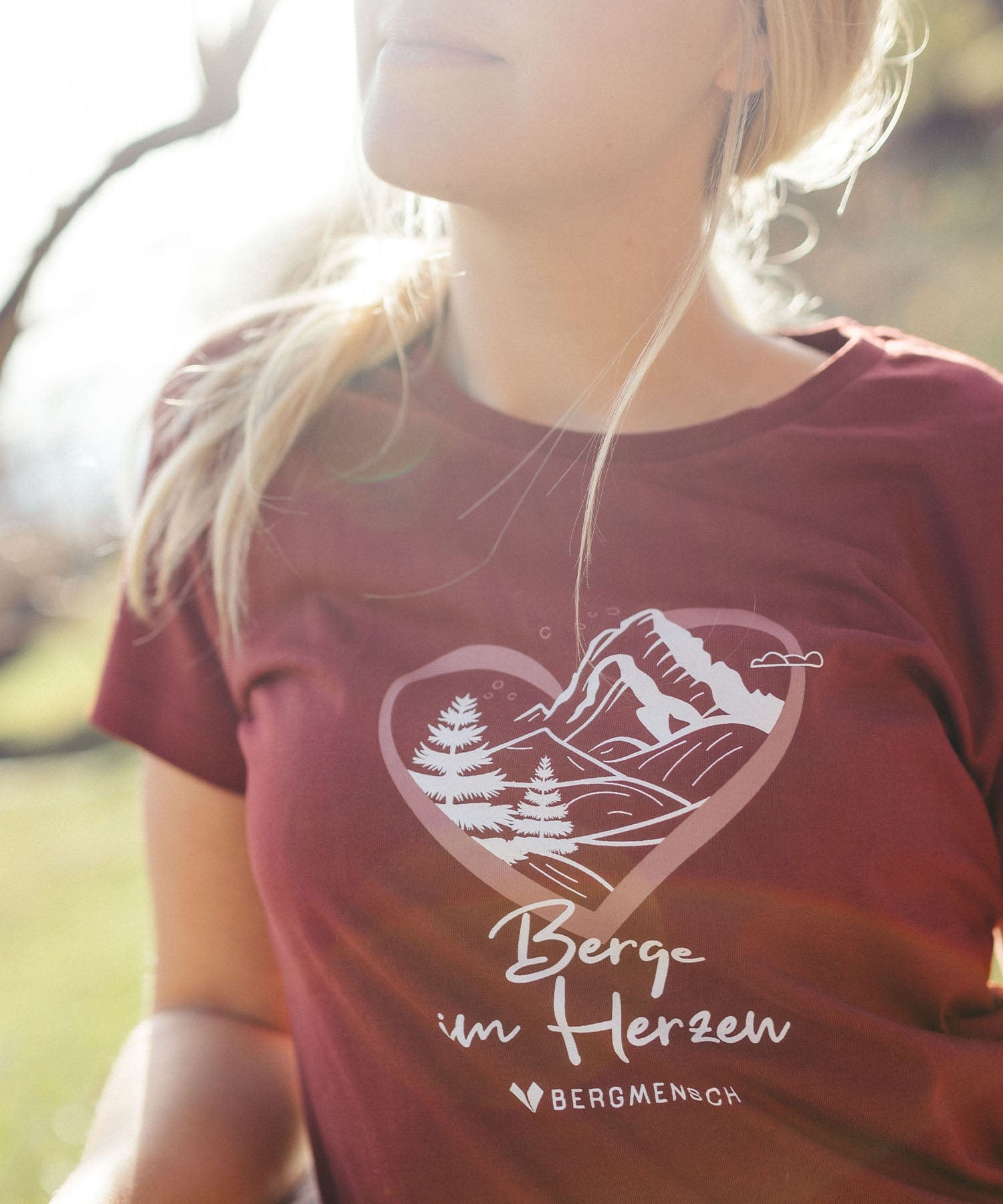 Berge im Herzen - Damen Premium Organic Shirt von Bergmensch