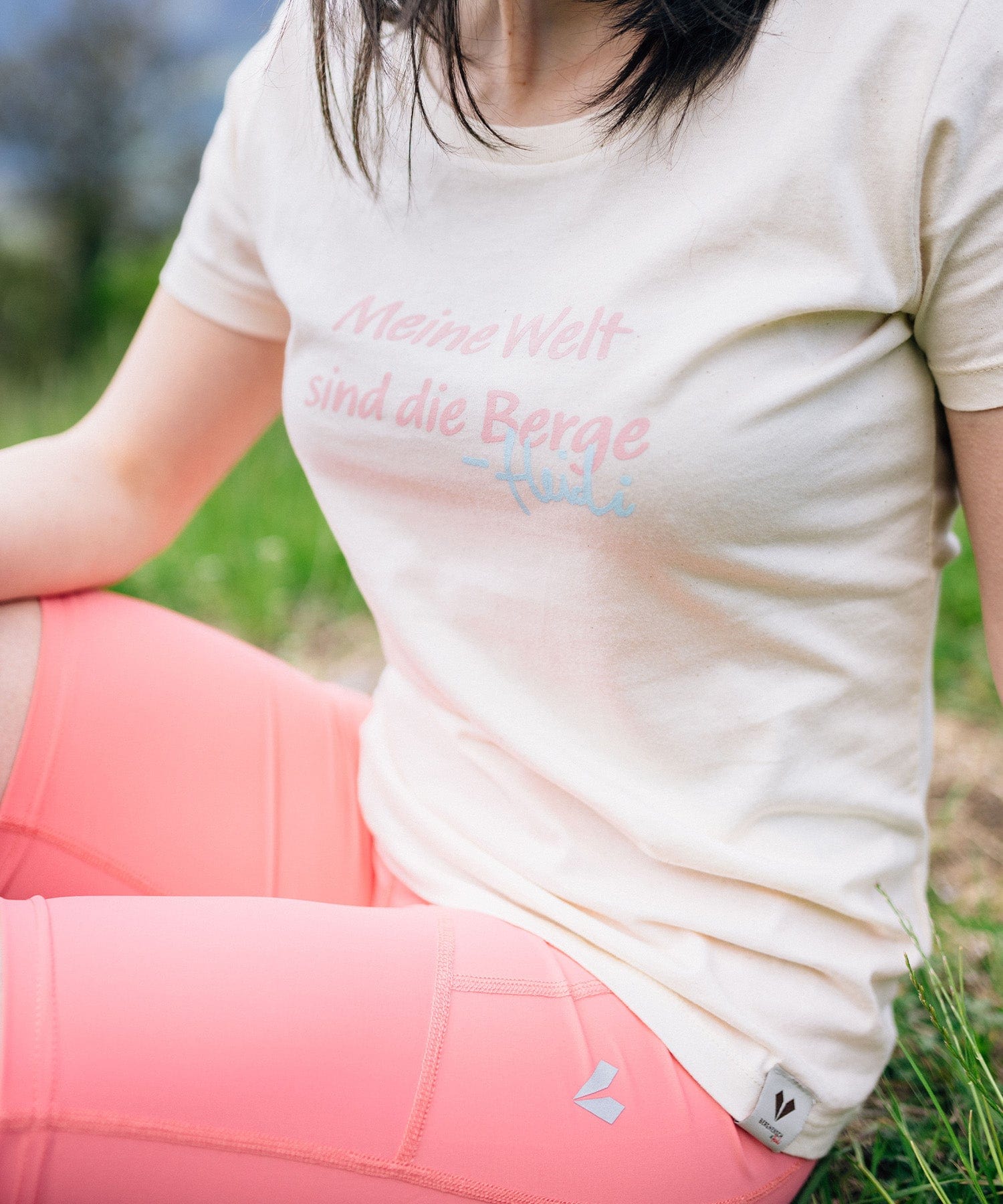HEIDI - Meine Welt sind die Berge - Damen Premium Organic Shirt von Bergmensch