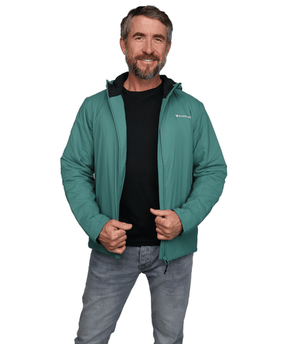 Model trägt die BERGMENSCH Herren Thermolite Jacke in der Farbe Deep Lake