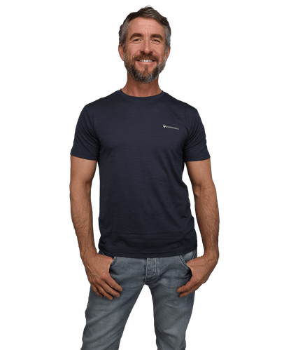 Model trägt das BERGMENSCH Herren Essential Merino Shirt in der Farbe India Ink Grey