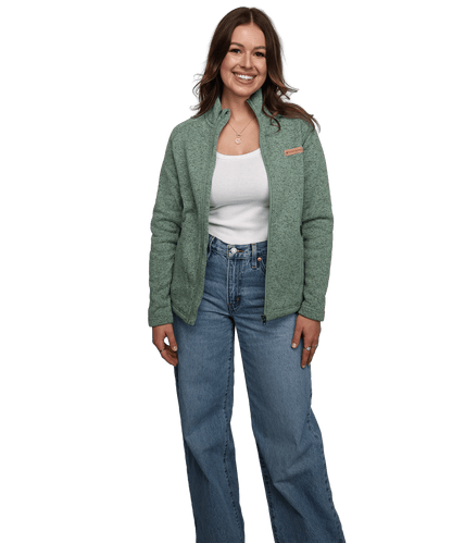 Model trägt die BERGMENSCH Damen Strickfleece-Jacke in der Farbe Salbei