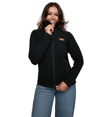 Model trägt die BERGMENSCH Damen Strickfleece Jacke in Schwarz