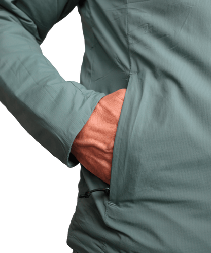 Detailbild der BERGMENSCH Herren Thermolite Jacke in der Farbe Deep Lake