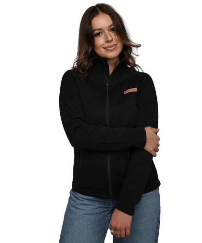 Model trägt die BERGMENSCH Damen Strickfleece Jacke in Schwarz