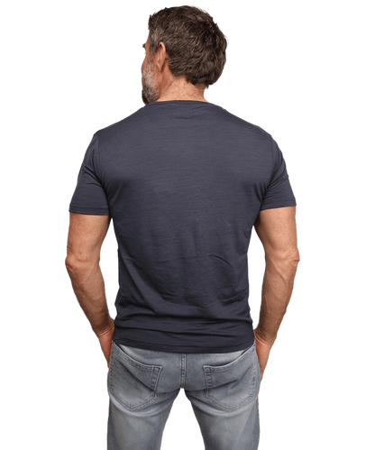 Rückansicht vom BERGMENSCH Herren Essential Merino Shirt in der Farbe India Ink Grey