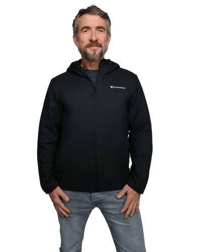 Model trägt die BERGMENSCH Herren Thermolite Jacke in schwarz