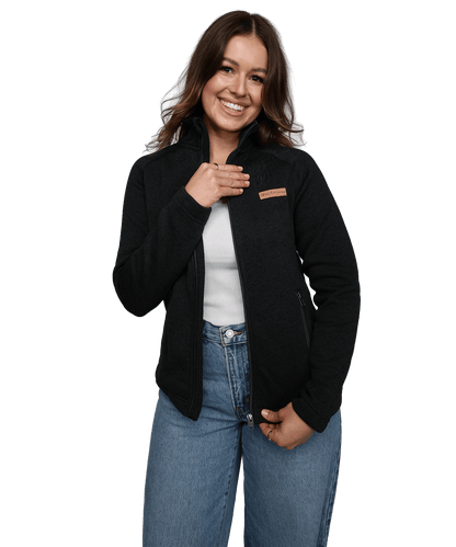 Model trägt die BERGMENSCH Damen Strickfleece Jacke in Schwarz