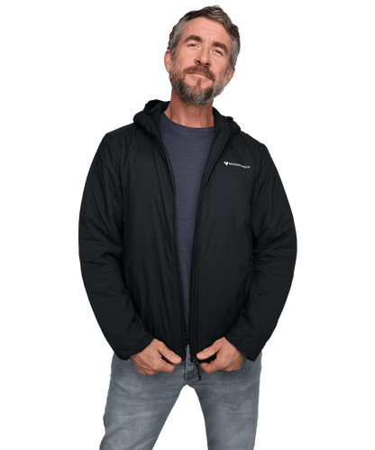 Model trägt die BERGMENSCH Herren Thermolite Jacke in schwarz