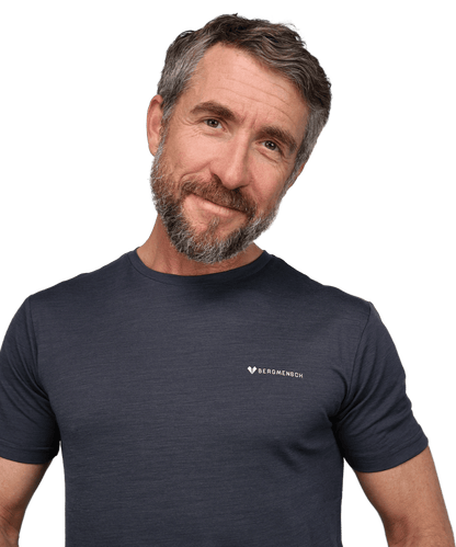 Detailbild vom BERGMENSCH Herren Essential Merino Shirt in der Farbe India Ink Grey