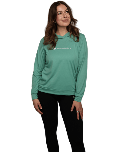 Model trägt den Lightweight Damen drirelease Hoodie in der Farbe Dusty Mint