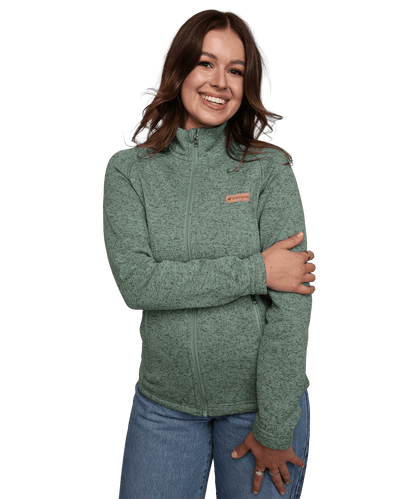 Model trägt die BERGMENSCH Damen Strickfleece-Jacke in der Farbe Salbei