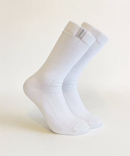 Cozy Stricksocken mit BERGMENSCH Label in weiß