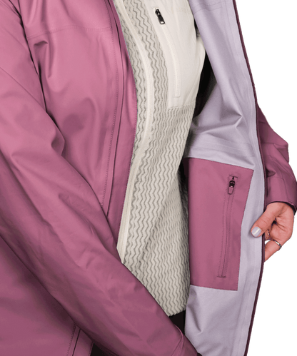 Detailansicht der BERGMENSCH Damen 3-Lagen Regenjacke in der Farbe Hibiskus