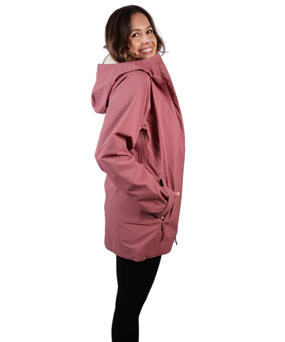 Seitenansicht der Bergmensch 3-Lagen Regenjacke Damen in Hibiskus