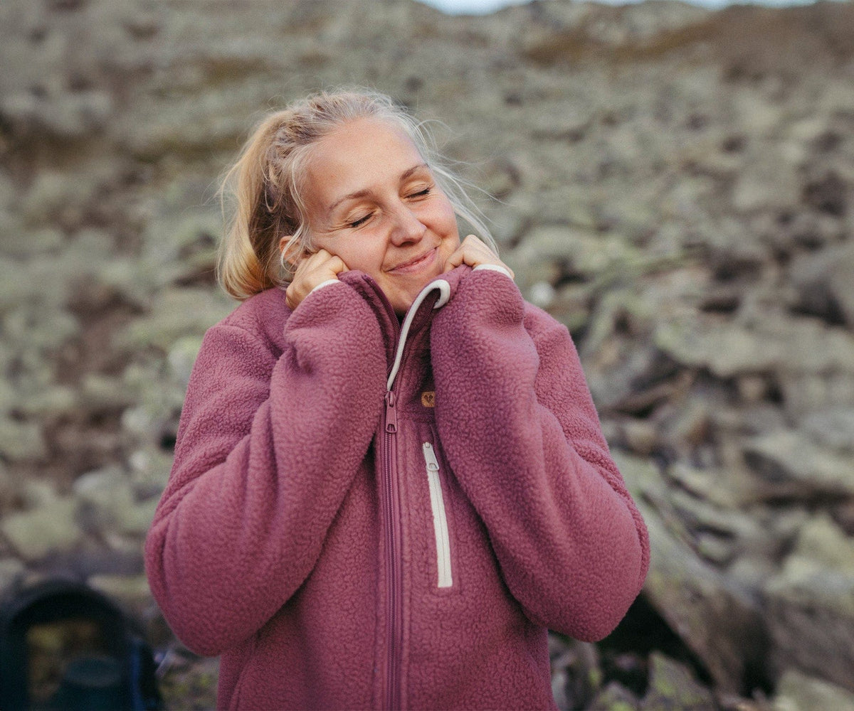 Model trägt die BERGMENSCH Damen Sherpa Jacke in der Farbe Hibiscus