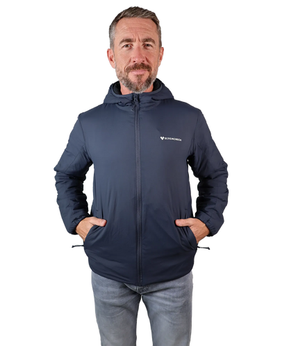 Frontansicht Bergmensch Herren Thermolite Jacke in india ink Grey