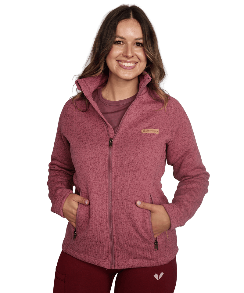 Model trägt die BERGMENSCH Damen Strickfleece Jacke in der Farbe Hibiscus