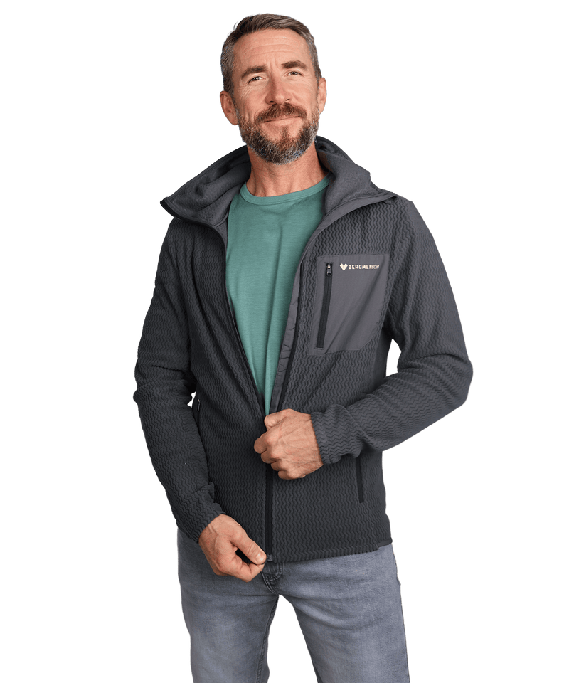 Model trägt den BERGMENSCH AirGrid - Herren Full-Zip Hoodie in der Farbe Black Ink