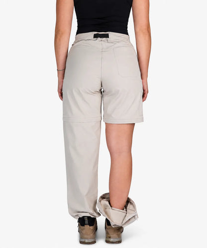 Rückansicht Zip off Damen Wanderhose in Warm Taupe mit einem Hosenbein unten 
