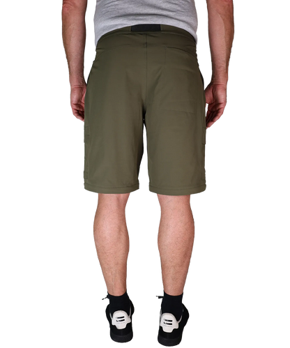 Bergmensch Herren zip off Wanderhose in der Farbe Winter Moss kurz von hinten
