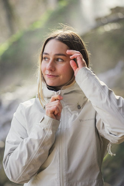 Model trägt BERGMENSCH Damen 3L Hardshell Regenjacke in der Farbe Whitecap Grey