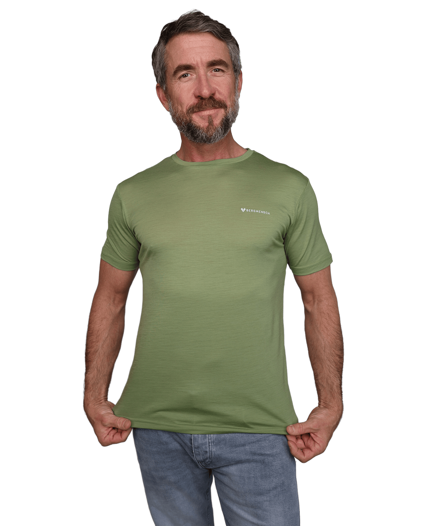 Model trägt das BERGMENSCH Herren Essential Merino Shirt in der Farbe Moss Green