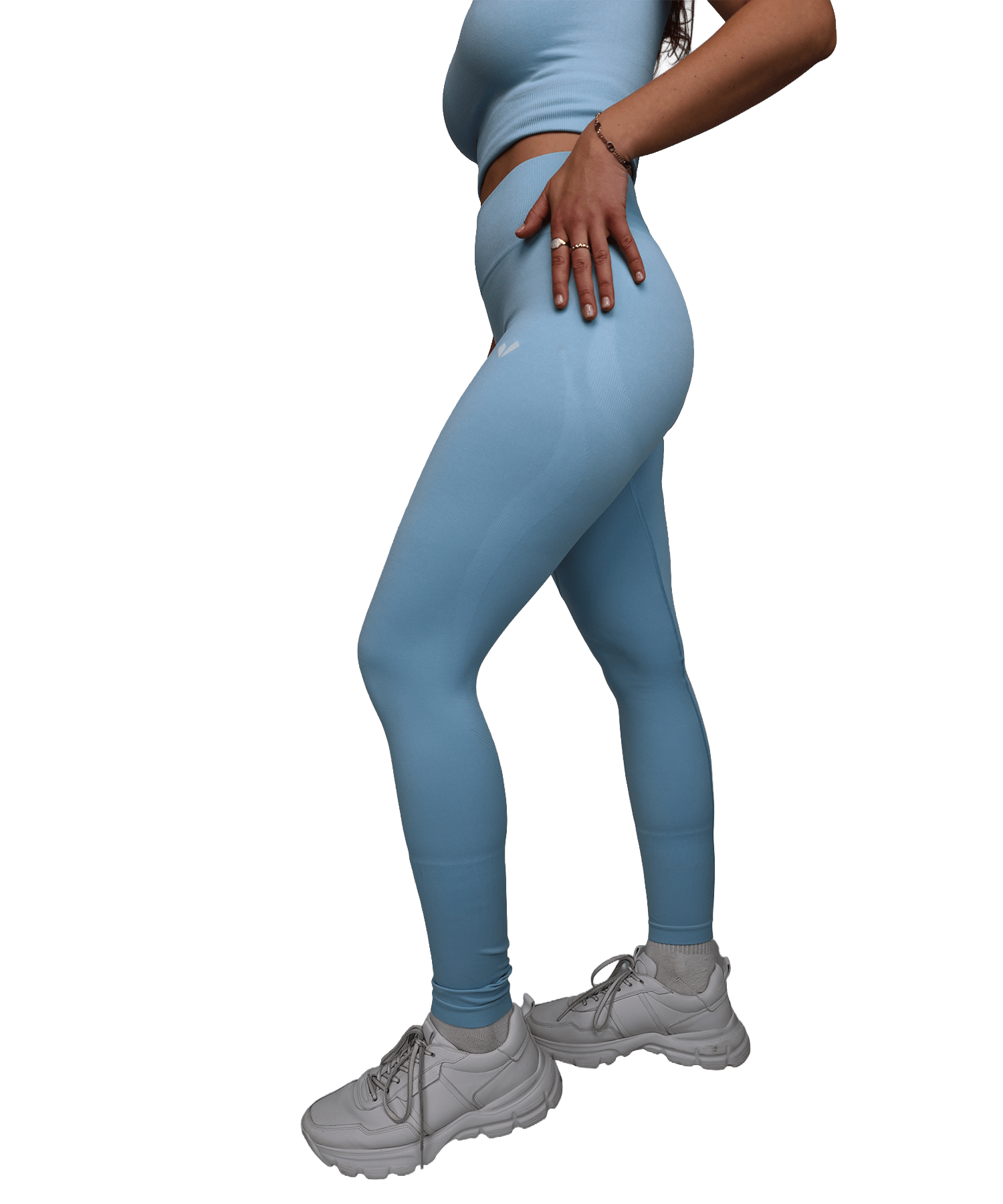 Model trägt die BERGMENSCH Seamless Leggings in der Farbe Sky Blue