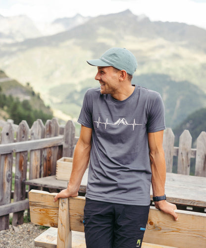 Herzschlag Berge - Unisex drirelease® ECO Shirt von Bergmensch