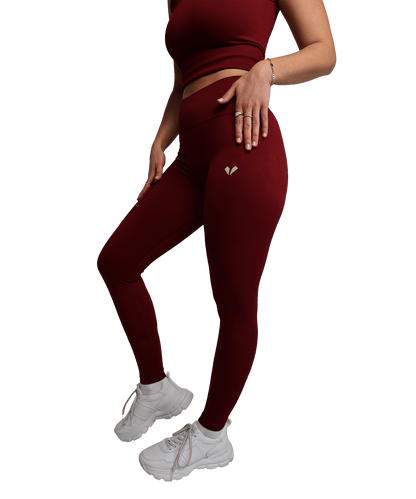 Model trägt die BERGMENSCH Seamless Leggings in Burgundy