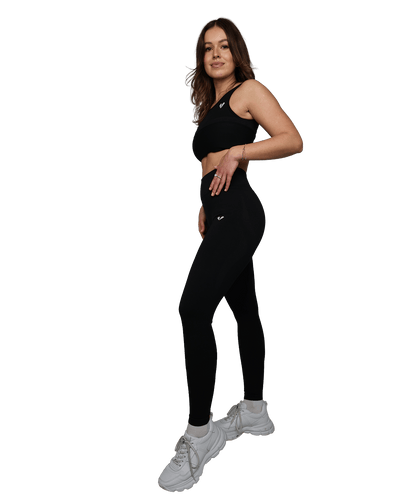 Model trägt die BERGMENSCH Seamless Leggings in der Farbe Black