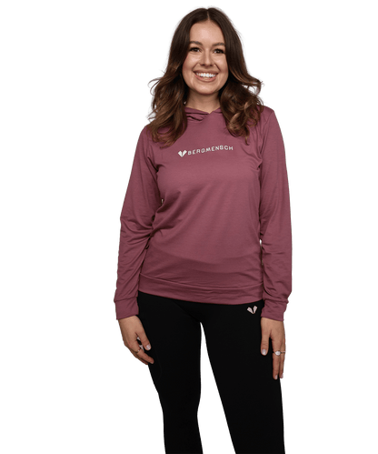 Model trägt den Lightweight Damen drirelease Hoodie in der Farbe Hibiscus