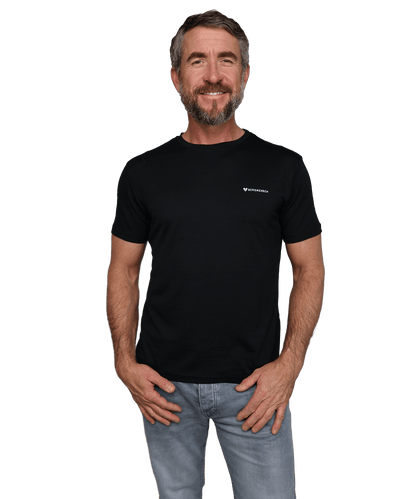 Model trägt das BERGMENSCH Herren Essential Merino Shirt in schwarz