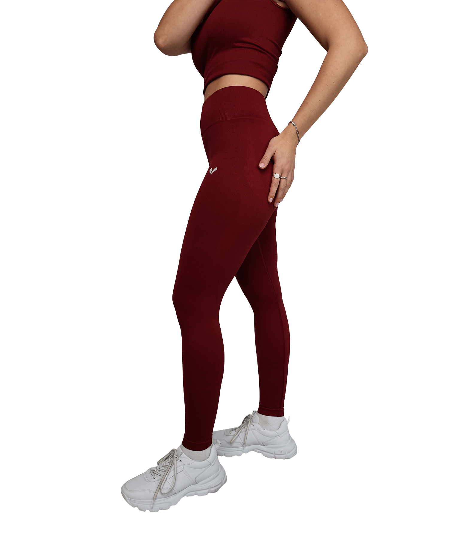 Model trägt die BERGMENSCH Seamless Leggings in Burgundy