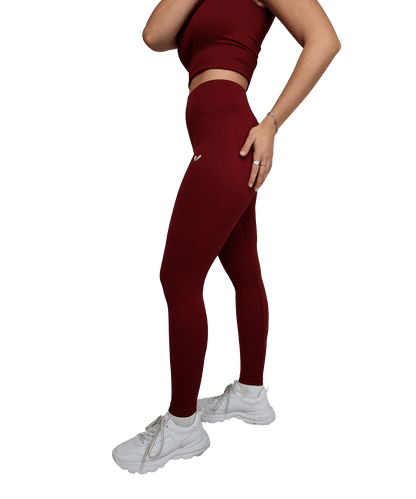 Model trägt die BERGMENSCH Seamless Leggings in Burgundy