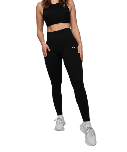 Model trägt die BERGMENSCH Seamless Leggings in der Farbe Black